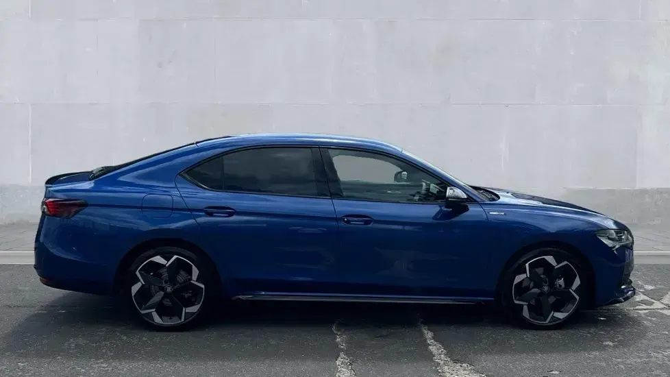 New Skoda Superb SportLine 150 HP (110 kW) 2026 Cobalt blue metallic Hatchback