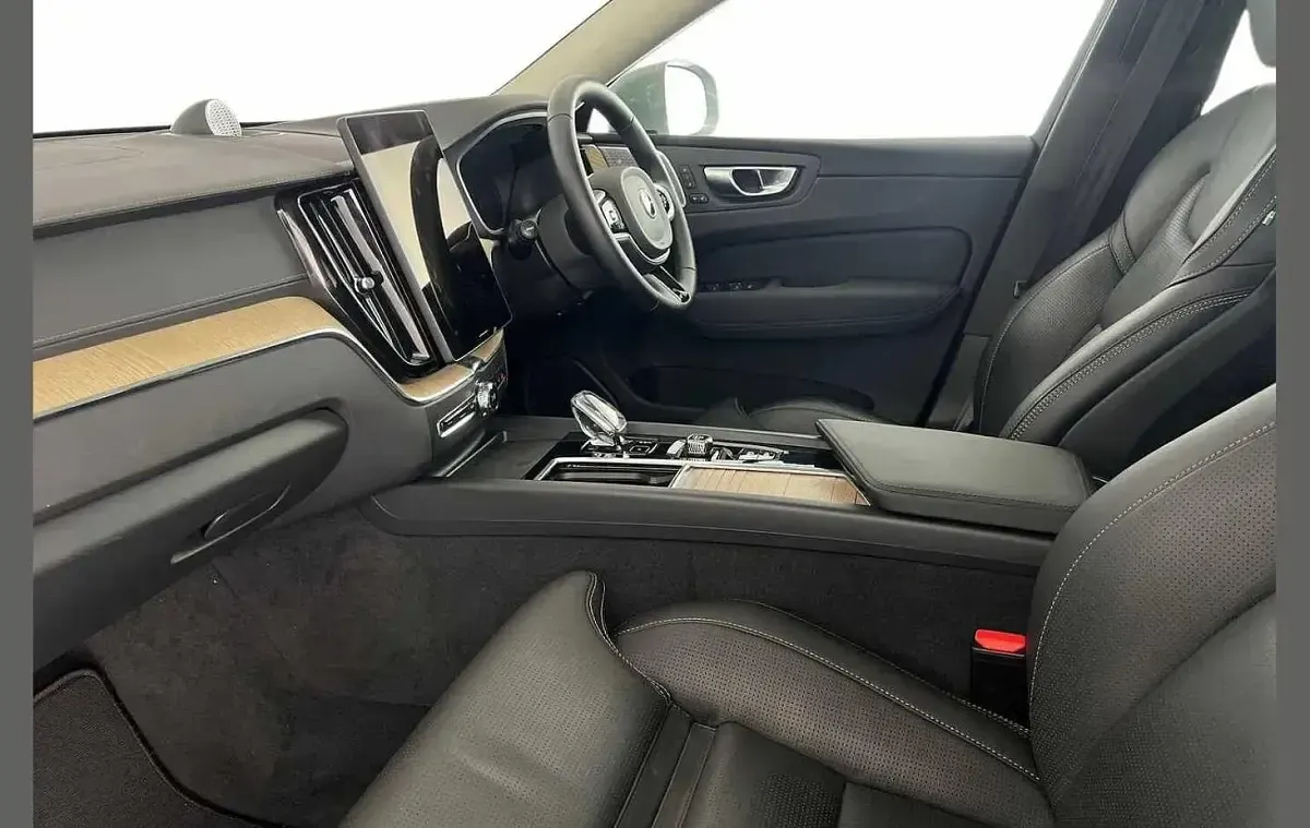 Used Volvo XC60 Ultra 250 HP (183 kW) 2025 Vapour grey SUV