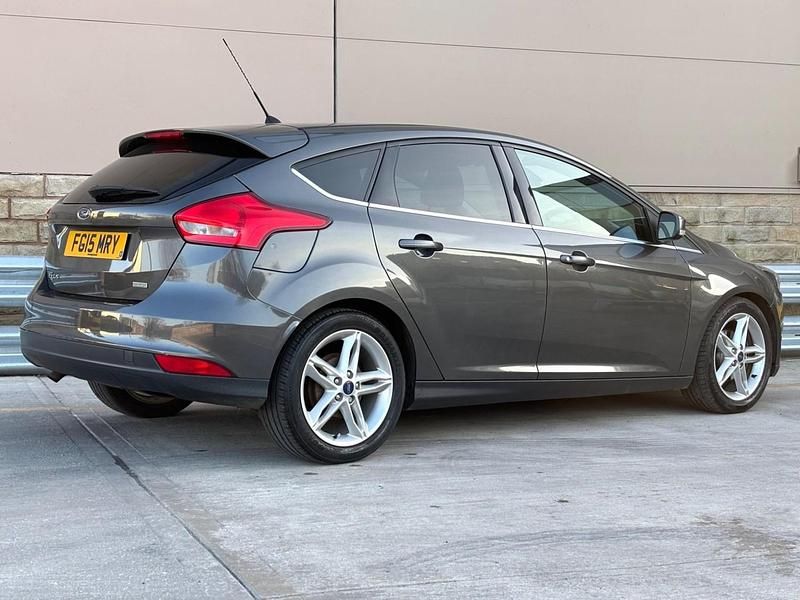 Begagnad Ford Focus Zetec 2015 Grå Halvkombi