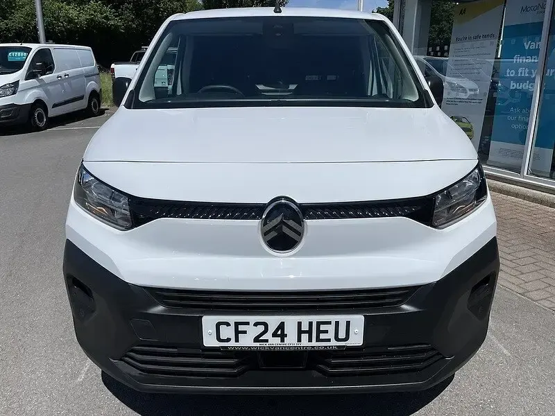 Used Citroën Berlingo 101 HP (74 kW) 2024 White MPV