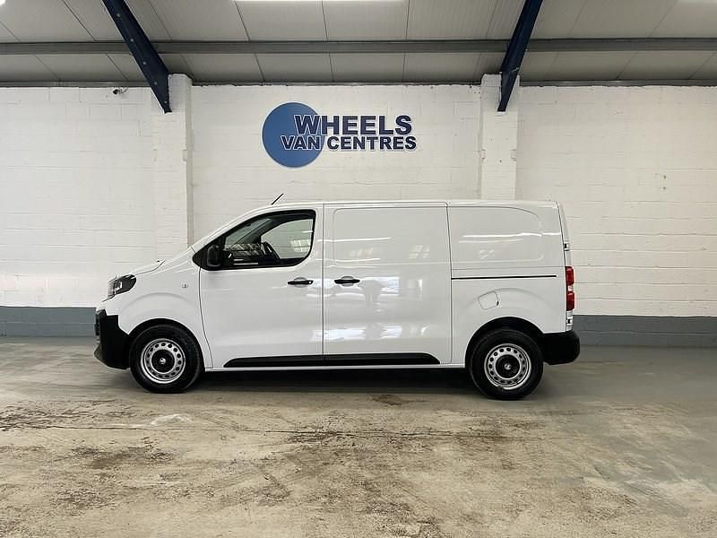 Used Vauxhall Vivaro S 120 HP (88 kW) 2024 White MPV