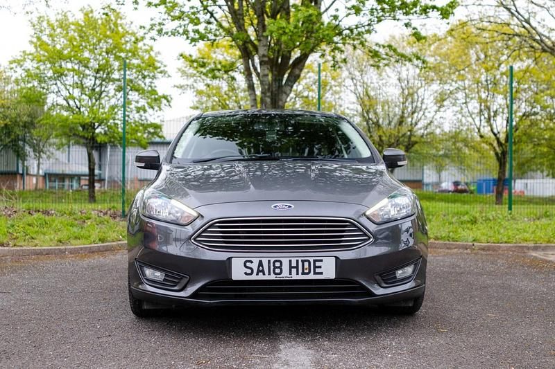 Used Ford Focus Zetec 120 HP (88 kW) 2018 Grey Hatchback