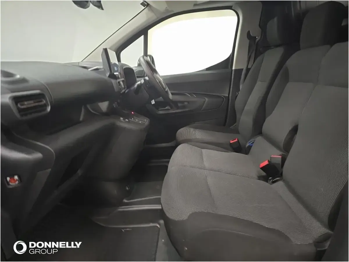 Used Citroën Berlingo 129 HP (94 kW) 2024 Black MPV