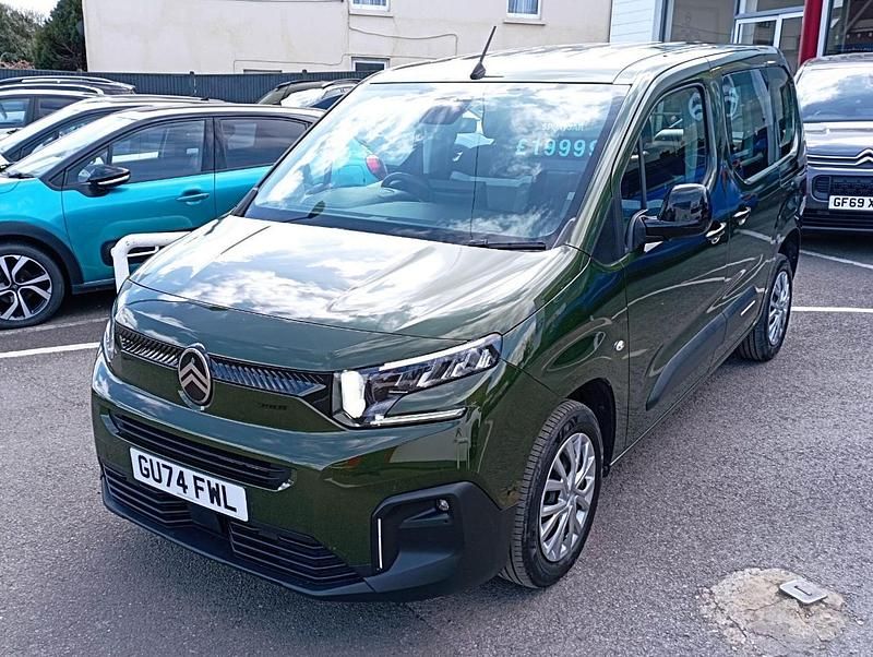 Used Citroën Berlingo PureTech 108 HP (79 kW) 2024 Green MPV