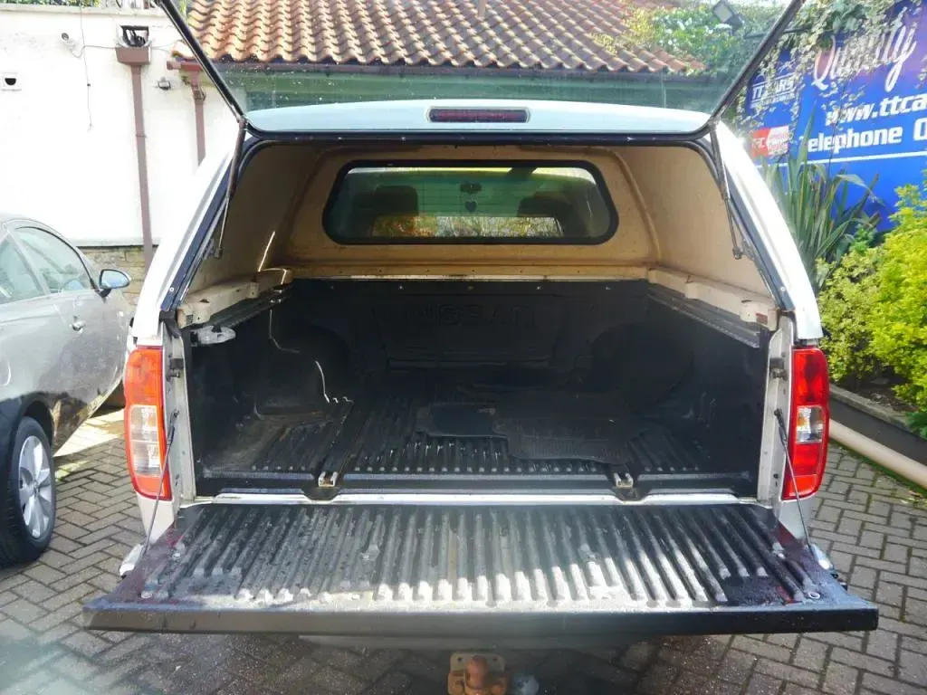 Used Nissan Navara Tekna 190 HP (139 kW) 2013 Silver Pickup