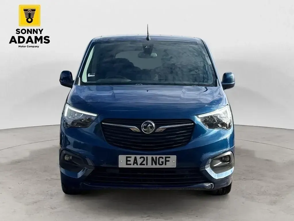 Begagnad Vauxhall Combo S 100 HK (73 kW) 2021 Blå Minibuss