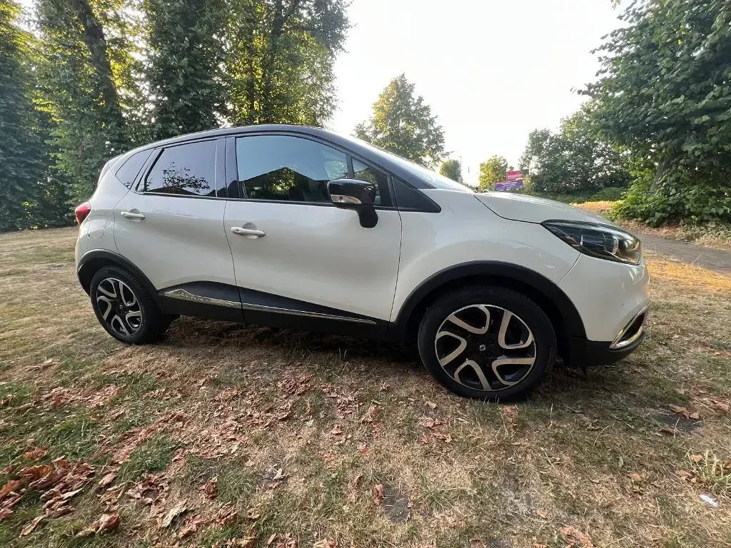 Used Renault Captur Dynamique 120 HP (88 kW) 2016 Black/white SUV
