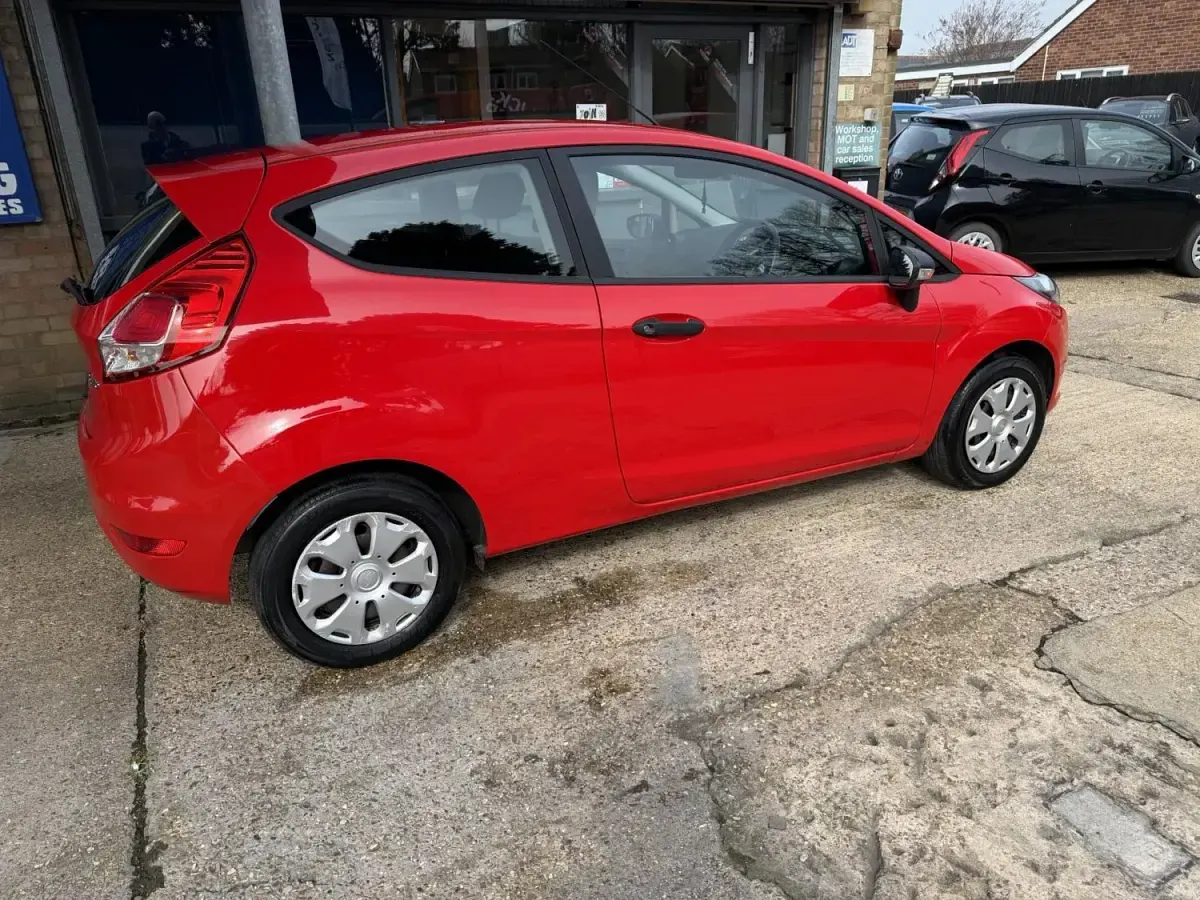 Used Ford Fiesta Studio 82 HP (60 kW) 2015 Red Hatchback