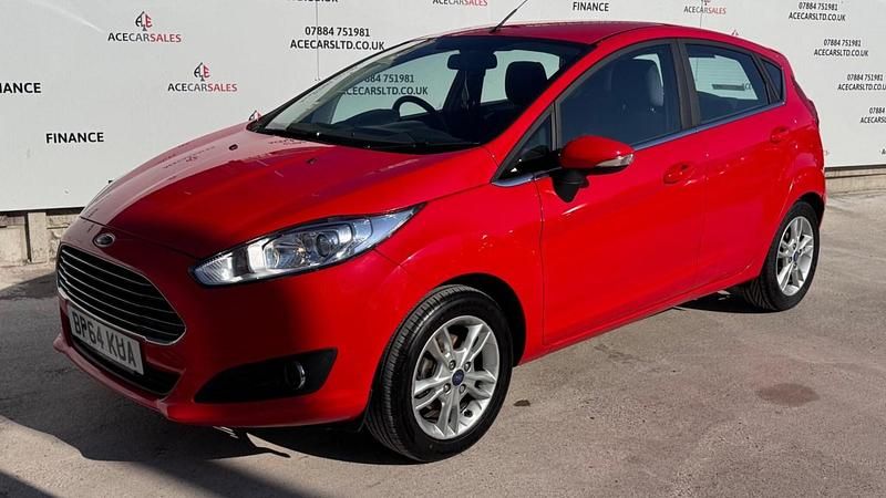 Used Ford Fiesta Zetec 82 HP (60 kW) 2015 Red Hatchback