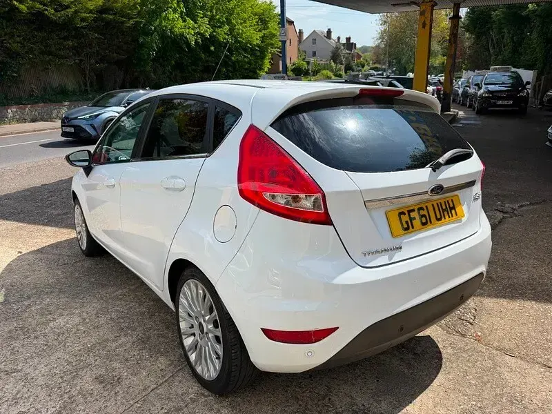 Used Ford Fiesta Titanium 96 HP (70 kW) 2011 White Hatchback