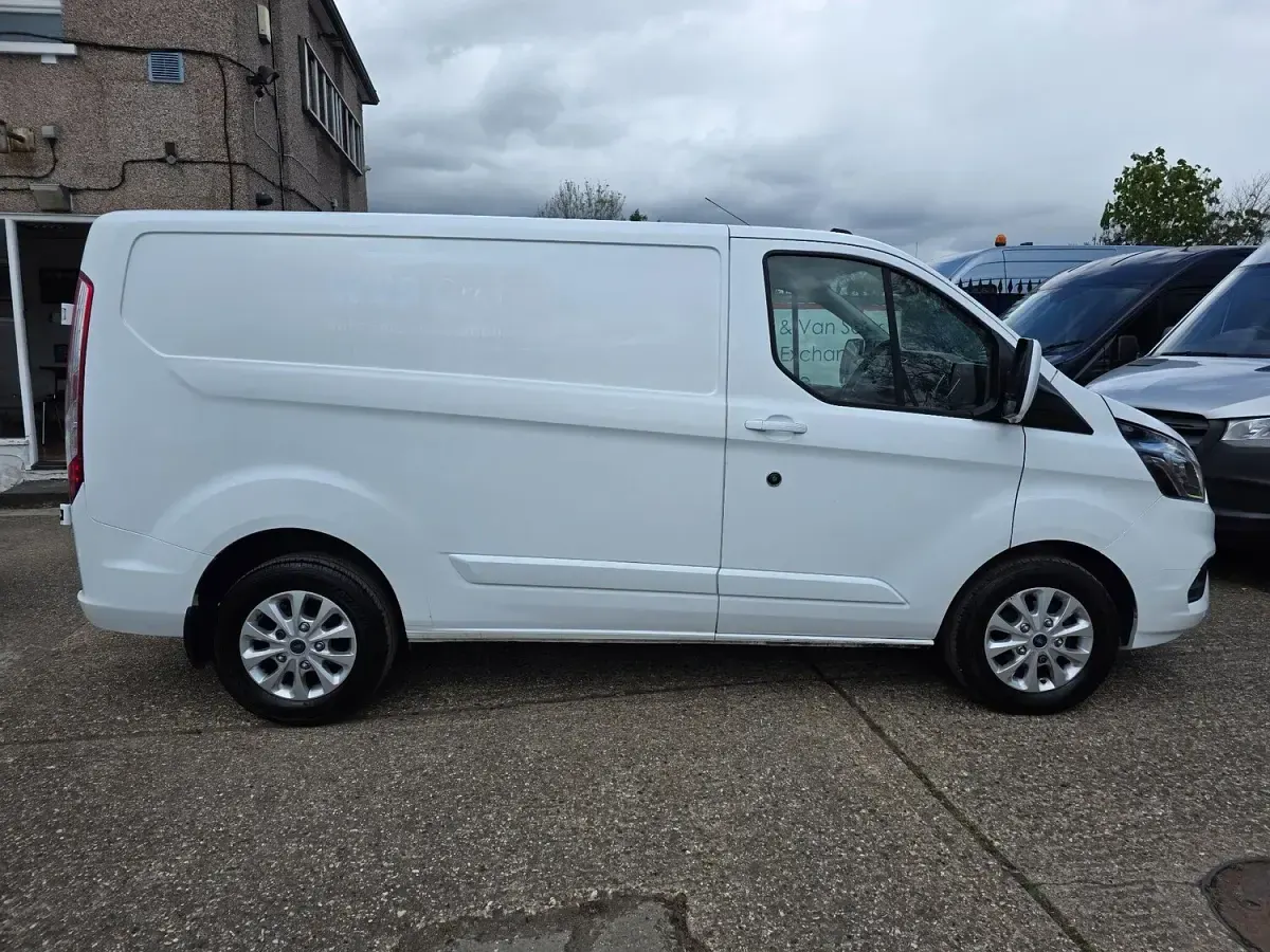 Used Ford Transit Custom Limited 130 HP (95 kW) 2021 White Van