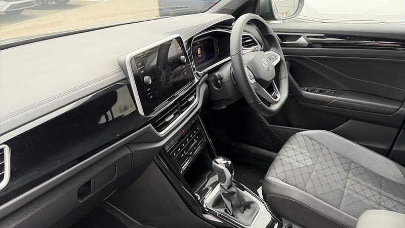 Usado VW T-Roc R-line 150 HP (110 kW) 2025 Cinzento SUV