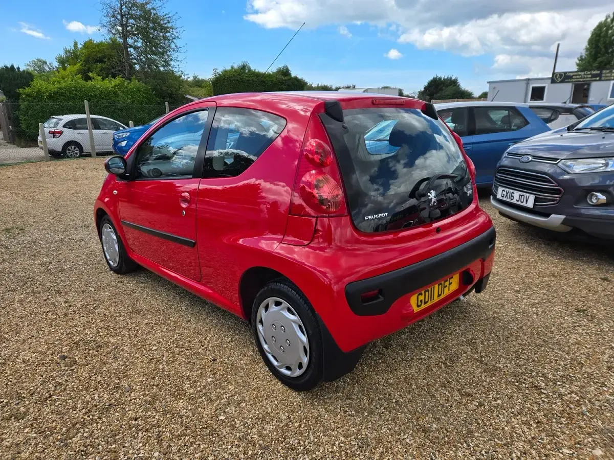 Used Peugeot 107 68 HP (50 kW) 2011 Red Hatchback