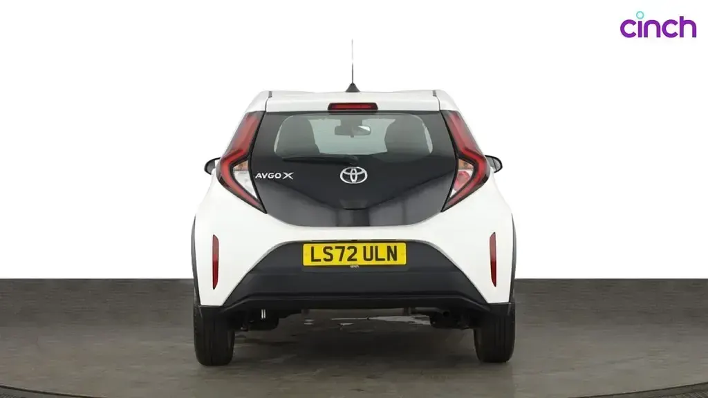 Used Toyota Aygo X X-pure 72 HP (52 kW) 2022 White SUV