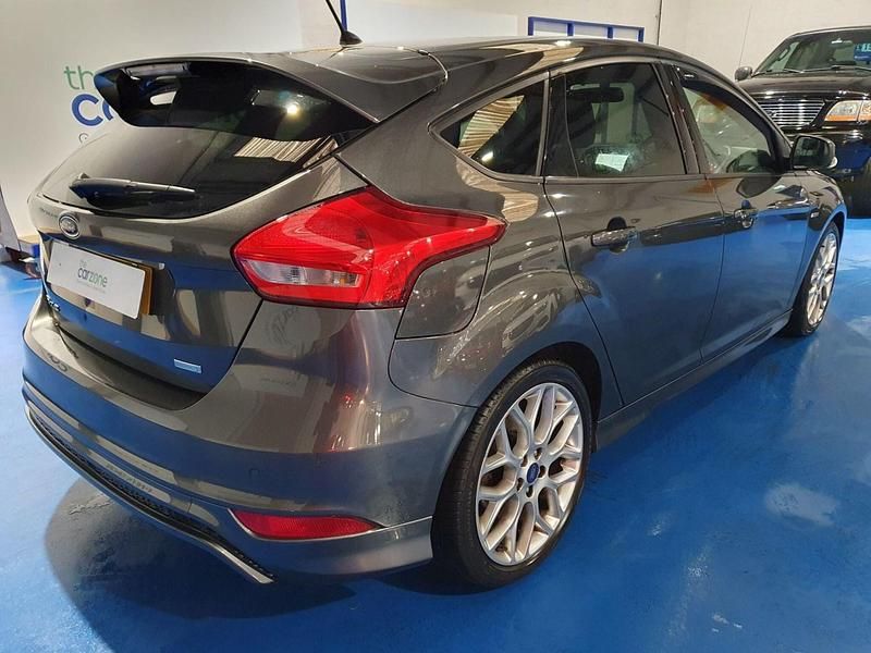 Used Ford Focus ST-Line 125 HP (91 kW) 2017 Grey Hatchback