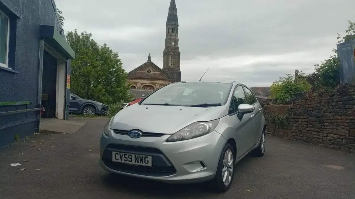 Używany Ford Fiesta 2010 Srebrny Hatchback