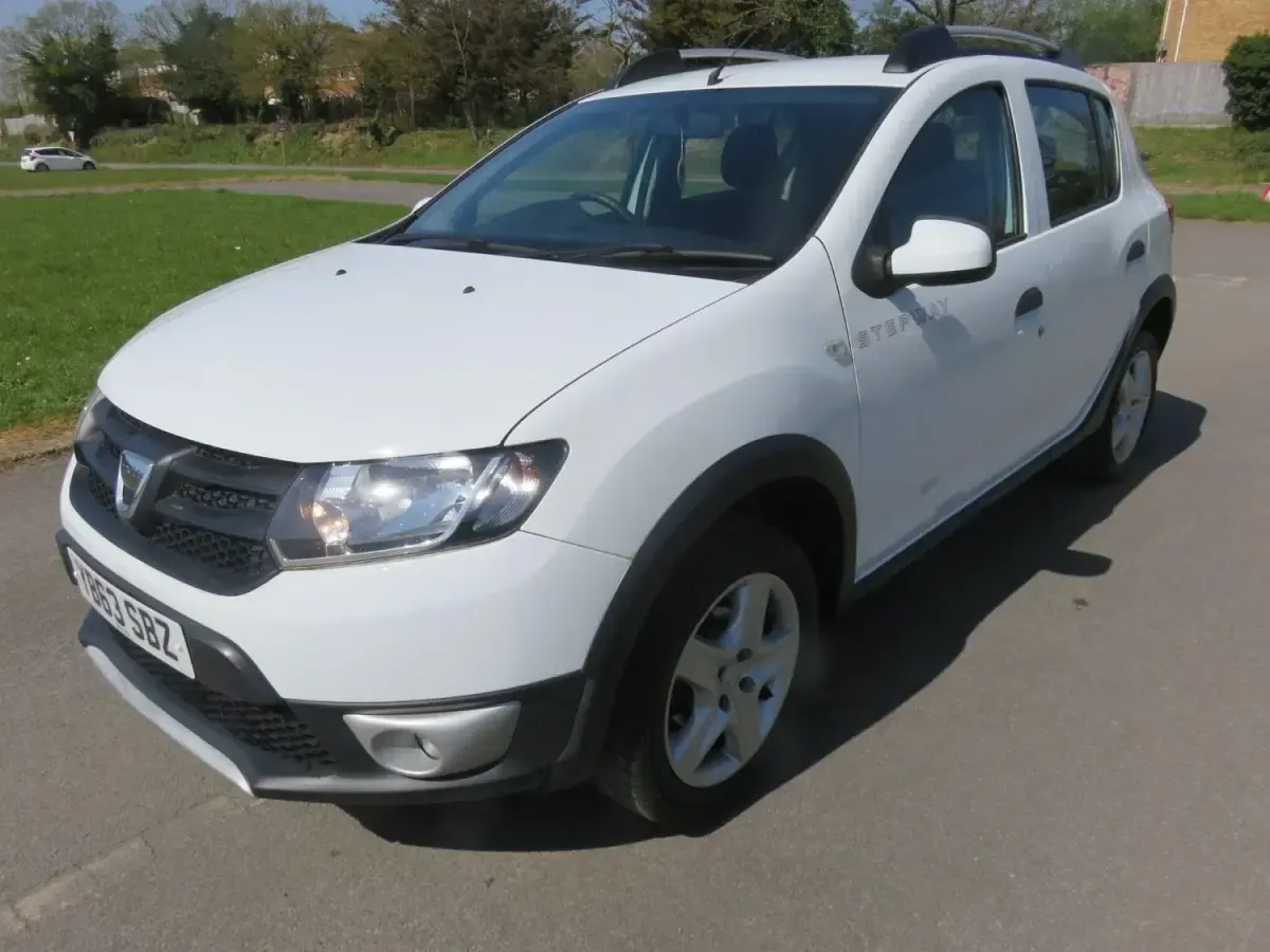 Usado Dacia Sandero Ambiance 90 HP (66 kW) 2014 Branco Citadino