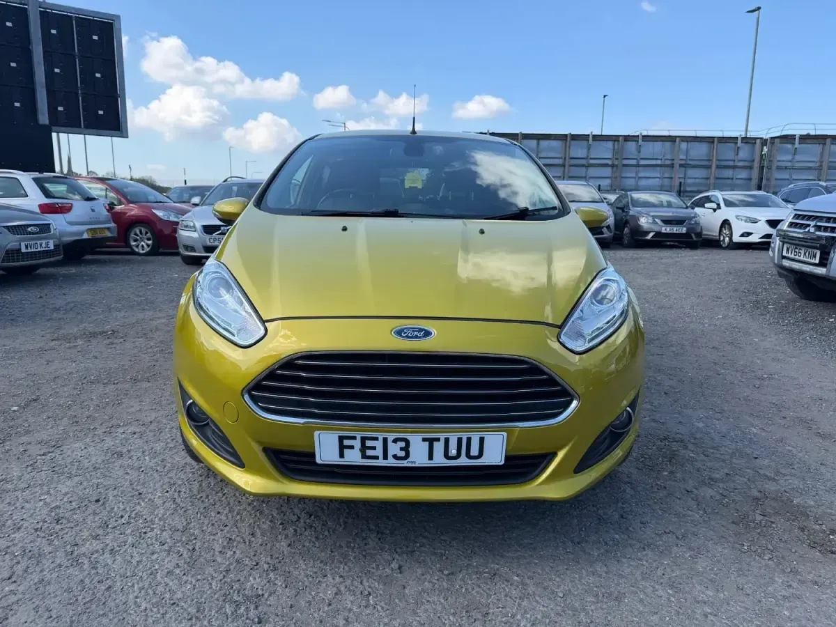 Usado Ford Fiesta Titanium 75 HP (55 kW) 2013 Amarelo Citadino