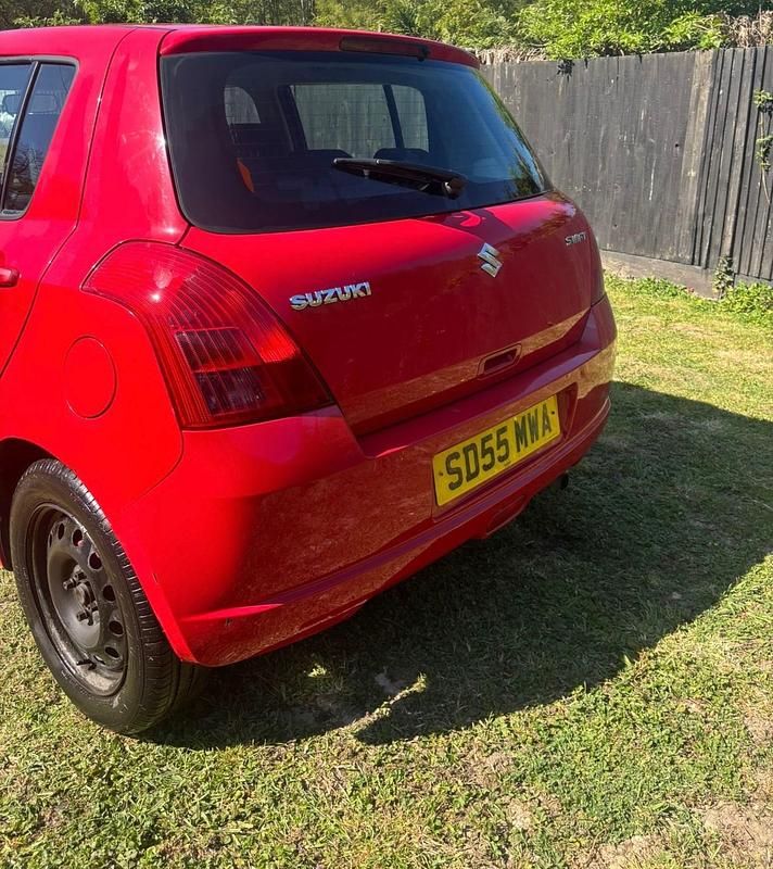 Begagnad Suzuki Swift GL 92 HK (67 kW) 2005 Röd Halvkombi
