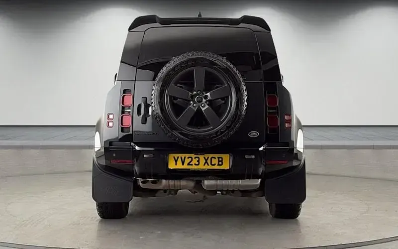 Käytetty Land Rover Defender HSE Dynamic 300 HP (220 kW) 2023 Harmaa Katumaasturi