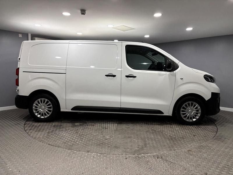 Used Toyota Proace 100 kW (136 HP) 2022 White MPV