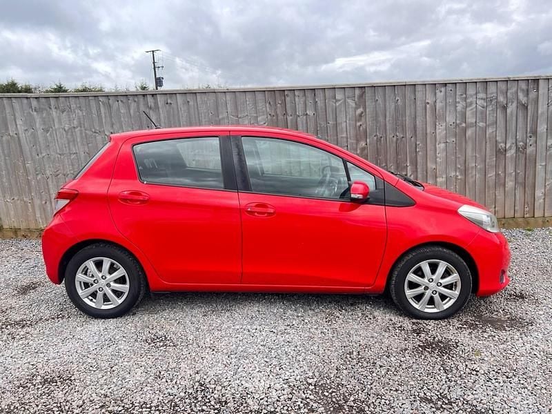 Used Toyota Yaris 101 HP (74 kW) 2013 Red Hatchback