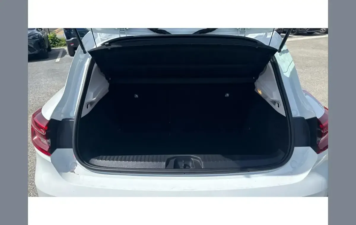 Used Renault Clio Evolution 88 HP (64 kW) 2023 White Hatchback