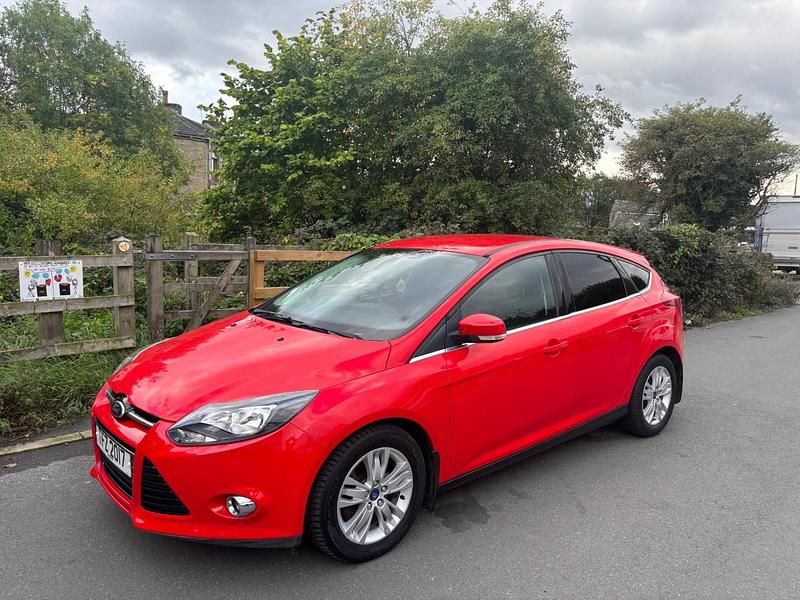 Used Ford Focus Titanium 115 HP (84 kW) 2014 Red Hatchback