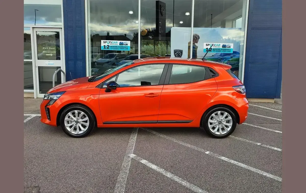 Used Renault Clio Evolution 140 HP (102 kW) 2025 Orange Hatchback