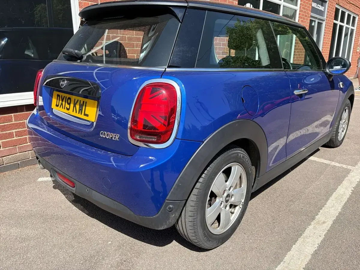 Used Mini Cooper Classic 134 HP (98 kW) 2019 Blue Hatchback