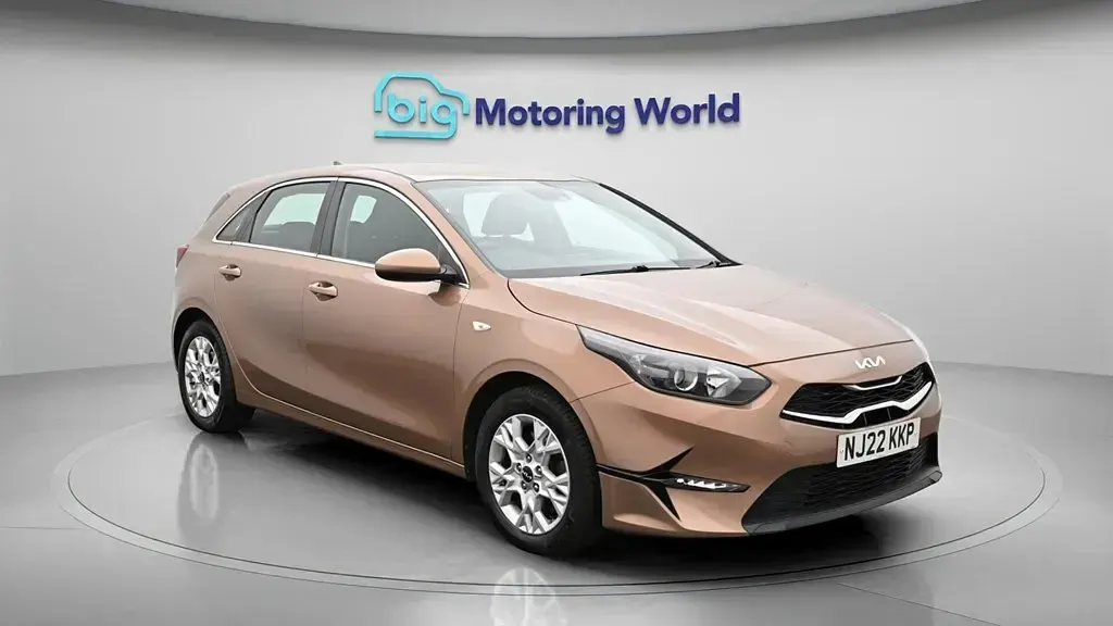 Usado Kia Ceed 118 HP (86 kW) 2022 Castanho Citadino