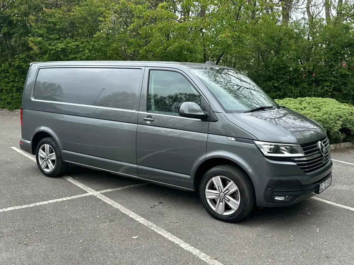 Second-hand VW Transporter Highline 204 CP (150 kW) 2023 Gri Van