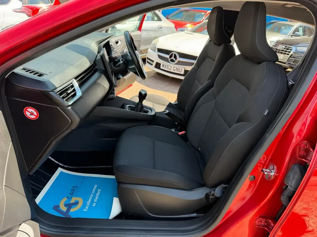Used Renault Clio Iconic 100 HP (73 kW) 2020 Red Hatchback