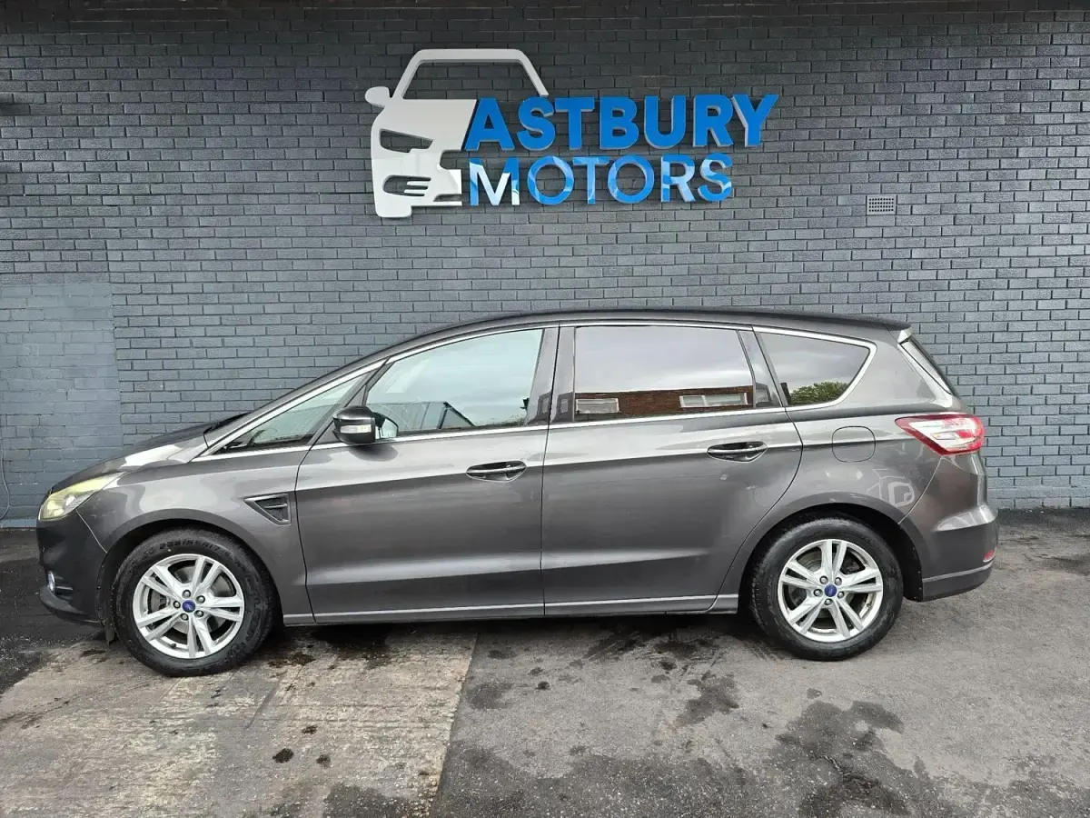 Begagnad Ford S-MAX Titanium 2016 Grå Minibuss