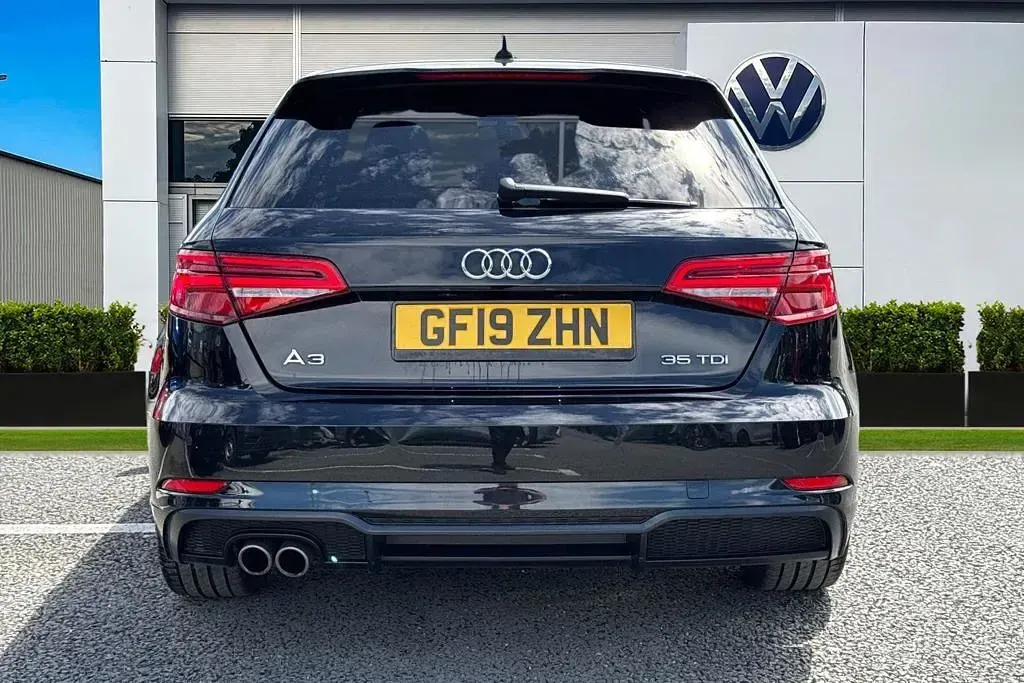 Begagnad Audi A3 Sportback Black Edition 150 HK (110 kW) 2019 Svart Halvkombi