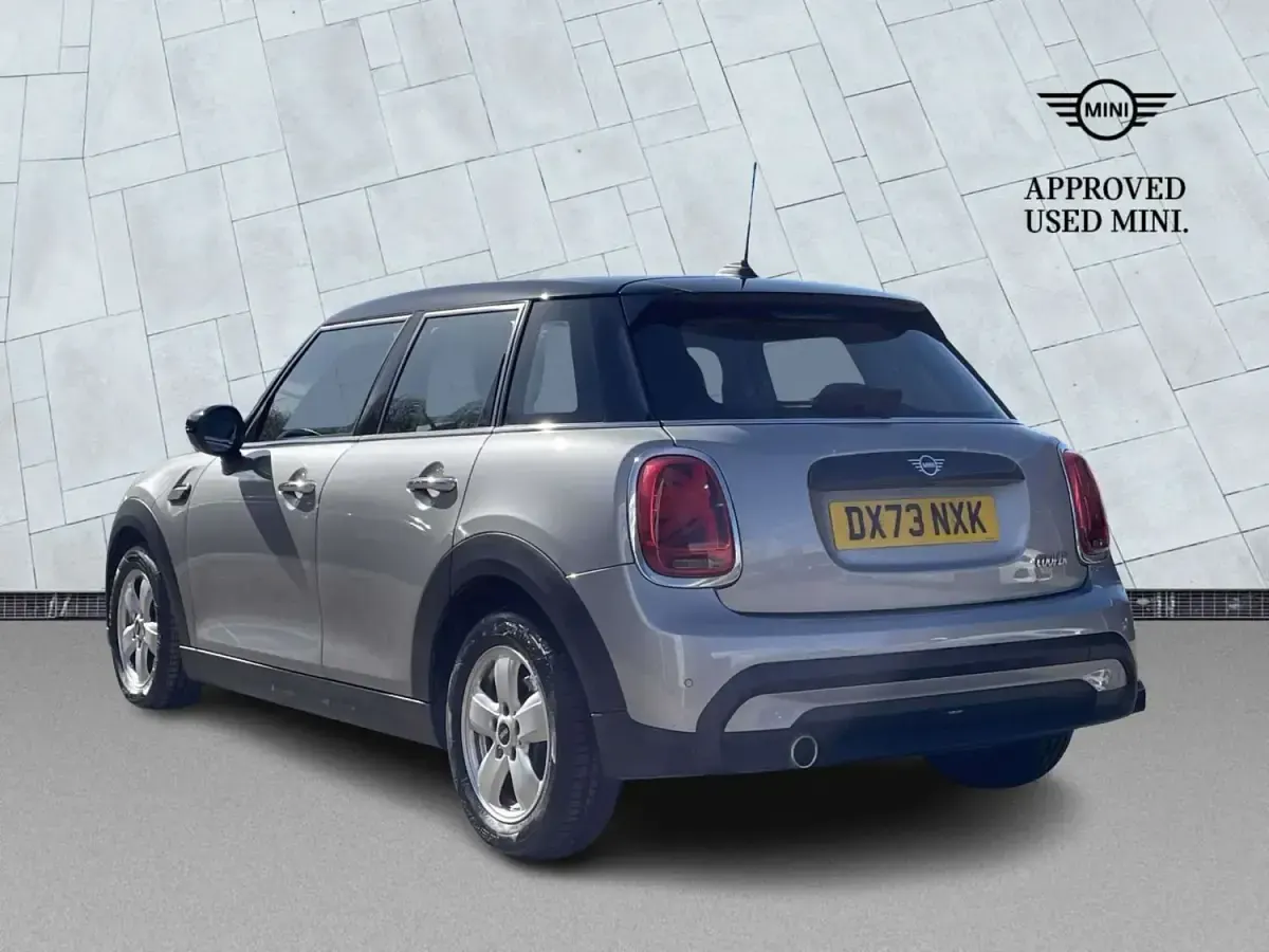 Używany Mini Cooper Classic 2023 Srebrny Hatchback