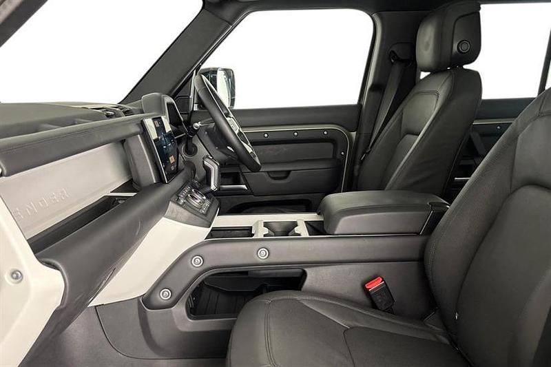 Used Land Rover Defender HSE Dynamic 350 HP (257 kW) 2025 Pangea green Estate