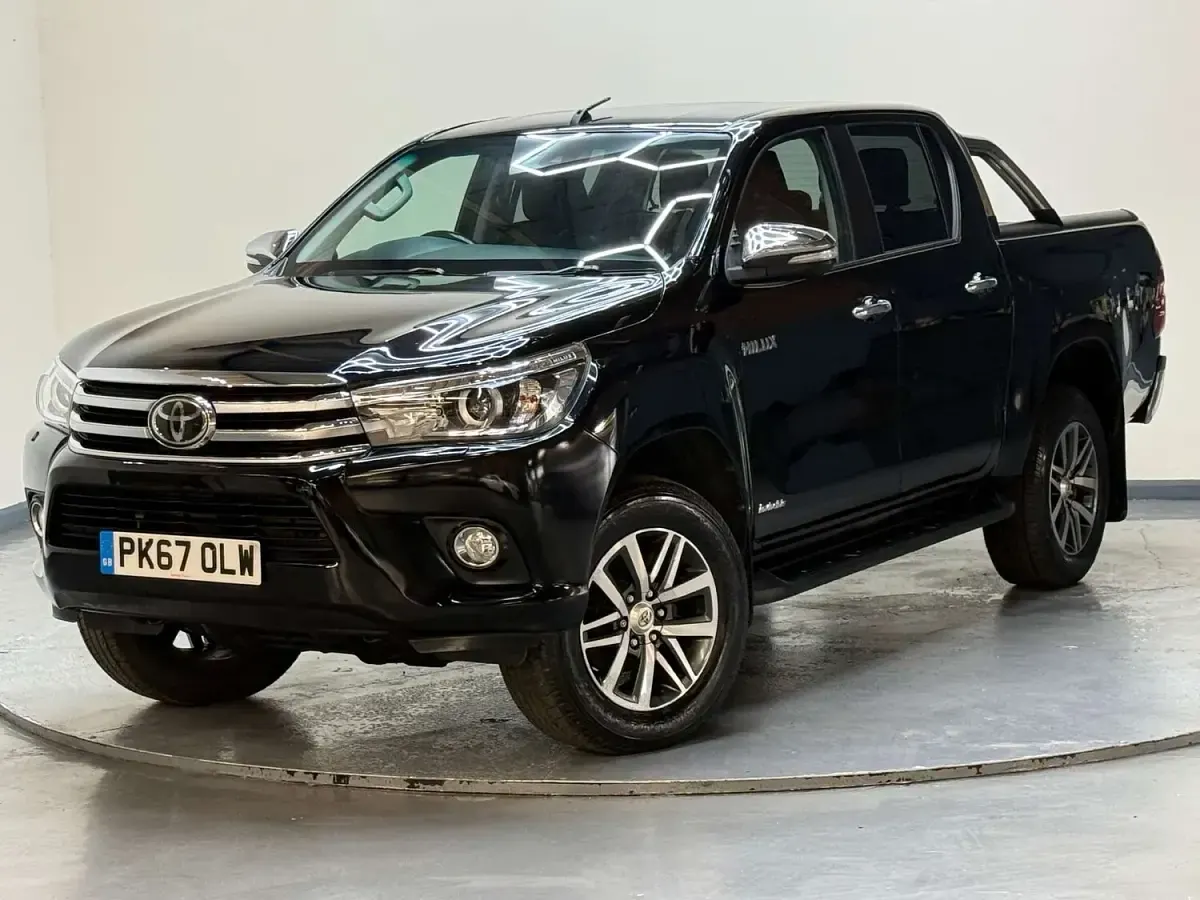 Used Toyota HiLux Luxury 150 HP (110 kW) 2017 Black Pickup