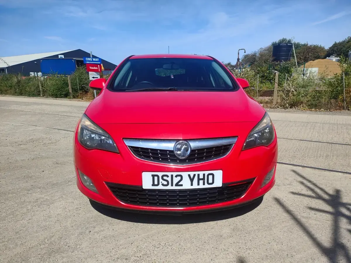 Used Vauxhall Astra SRi 165 HP (121 kW) 2012 Red Hatchback