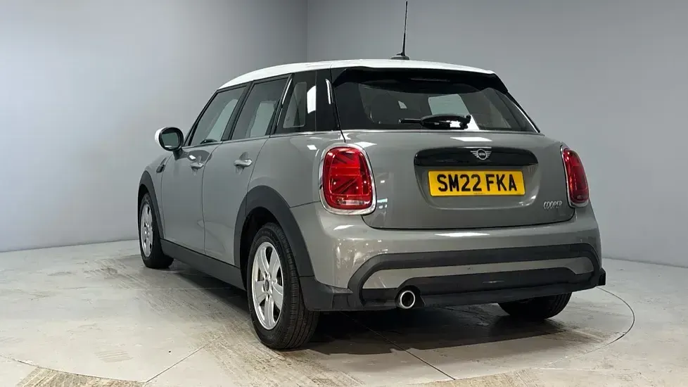 Usado Mini Cooper Classic 134 HP (98 kW) 2022 Cinzento Citadino