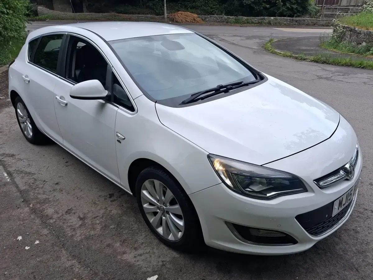 Used Vauxhall Astra Elite 115 HP (84 kW) 2015 White Hatchback