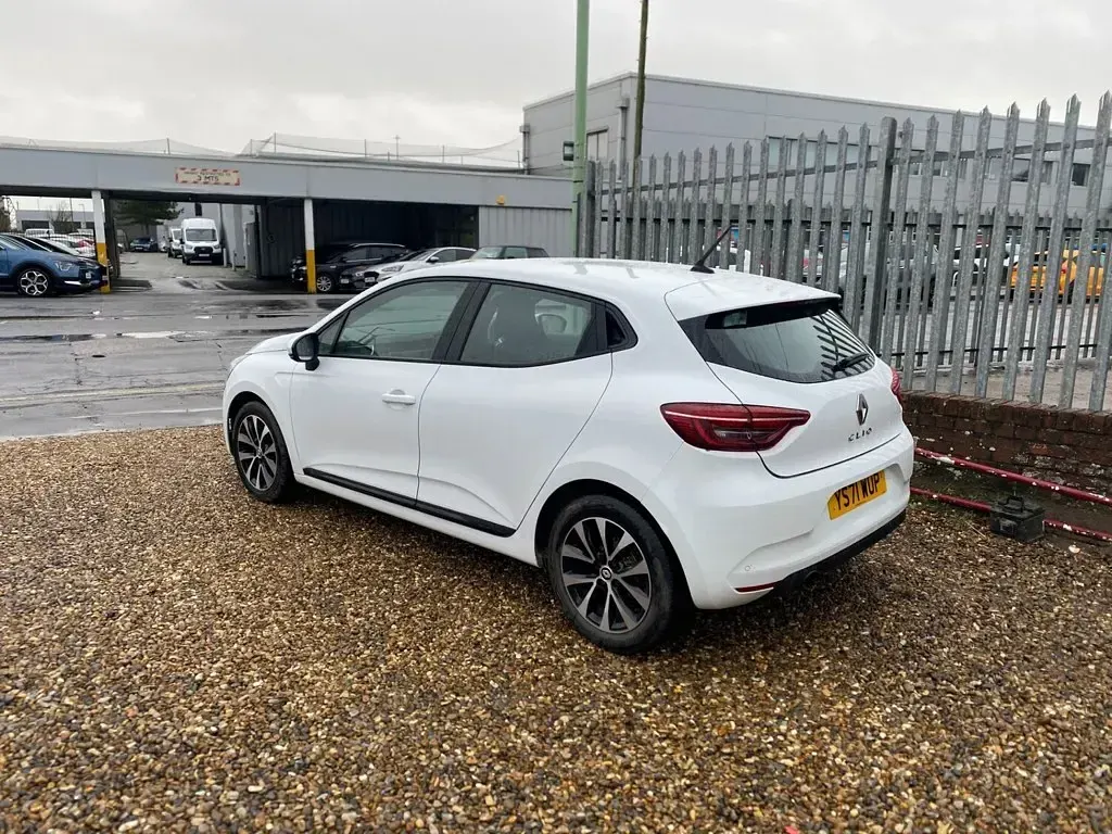 Used Renault Clio Iconic 90 HP (66 kW) 2022 White Hatchback