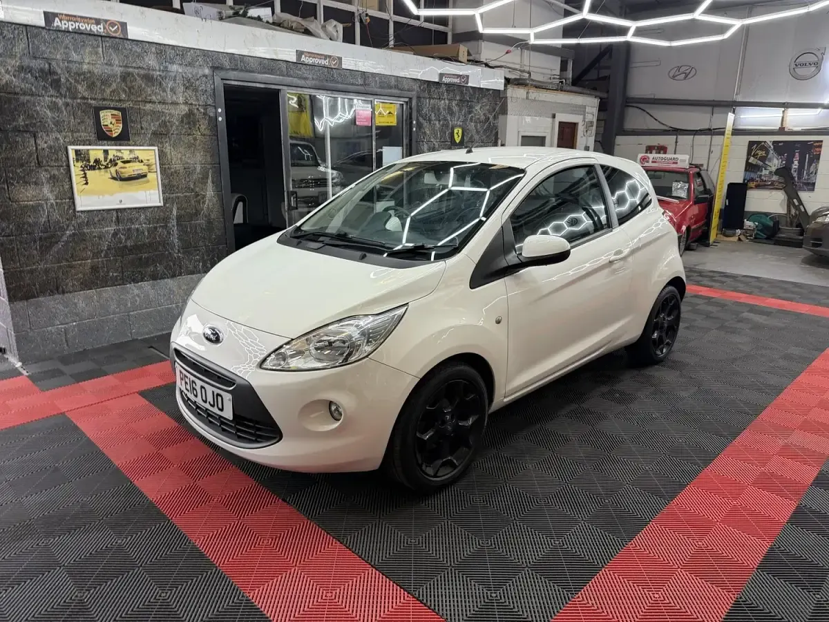 Used Ford Ka Zetec 69 HP (50 kW) 2016 White Hatchback