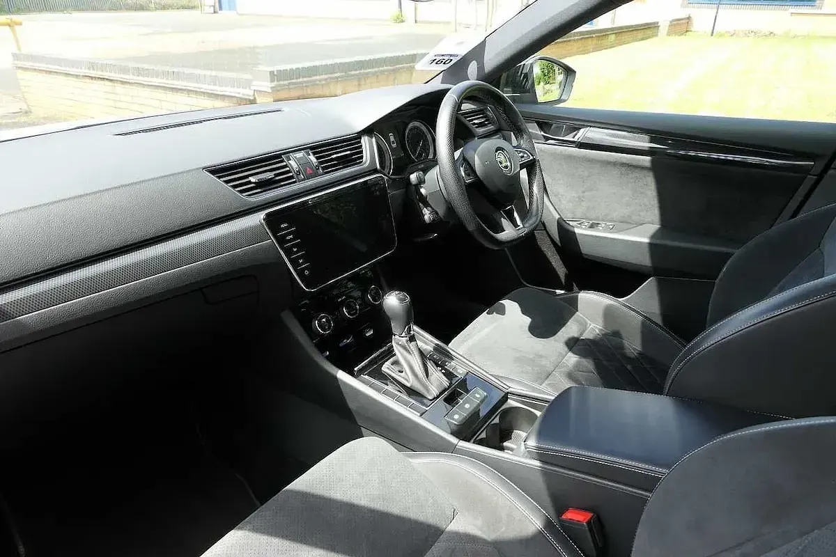 Used Skoda Superb 140 HP (102 kW) 2018 Brilliant silver metallic Hatchback