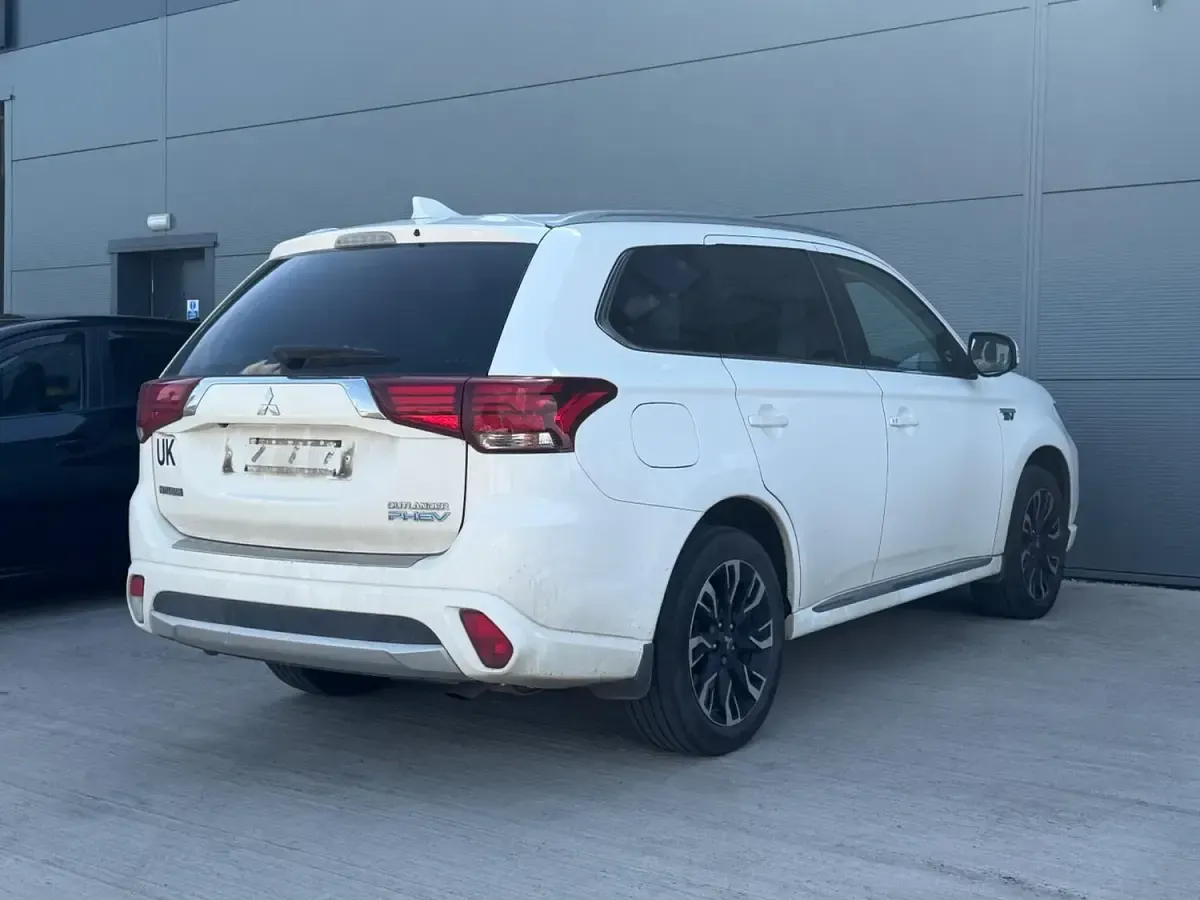 Used Mitsubishi Outlander P-HEV 2017 White Estate