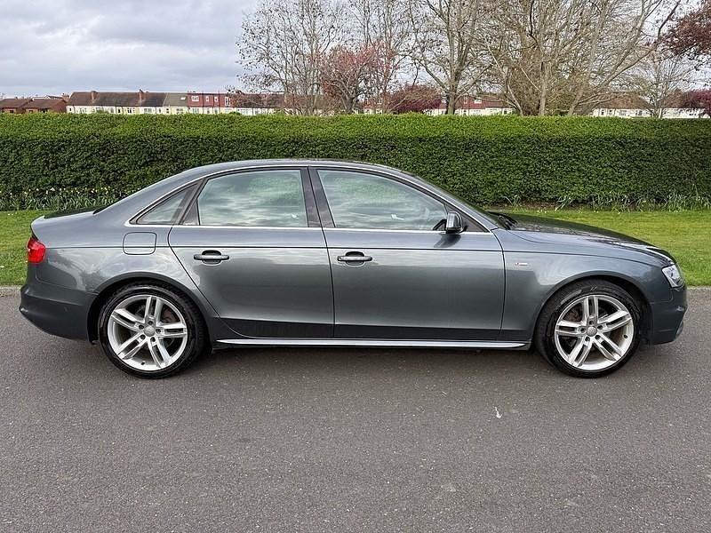 Usado Audi A4 S-Line 177 HP (130 kW) 2014 Cinzento Sedan