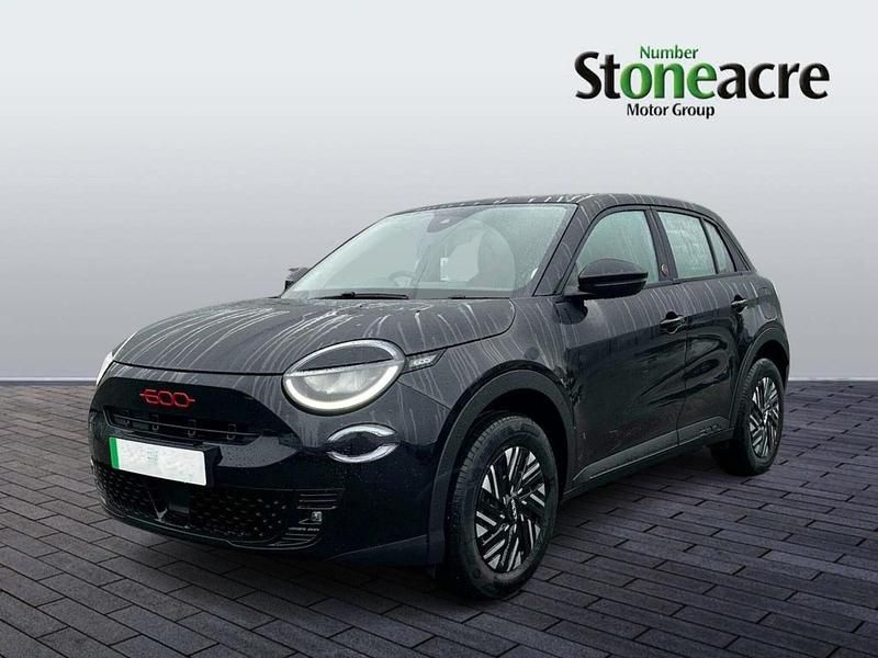Neu Fiat 600 Red 114 kW (156 PS) 2025 Schwarz SUV