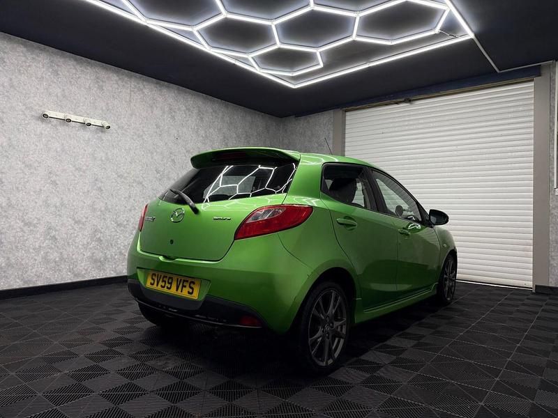 Begagnad Mazda 2 2009 Grön Halvkombi