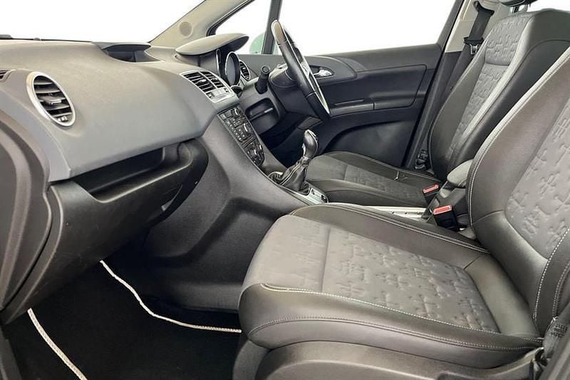 Used Vauxhall Meriva 120 HP (88 kW) 2014 White MPV