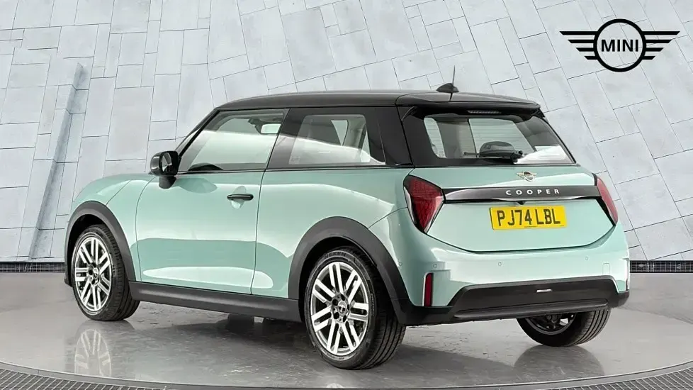 Used Mini Cooper Hatch 154 HP (113 kW) 2024 Green Hatchback